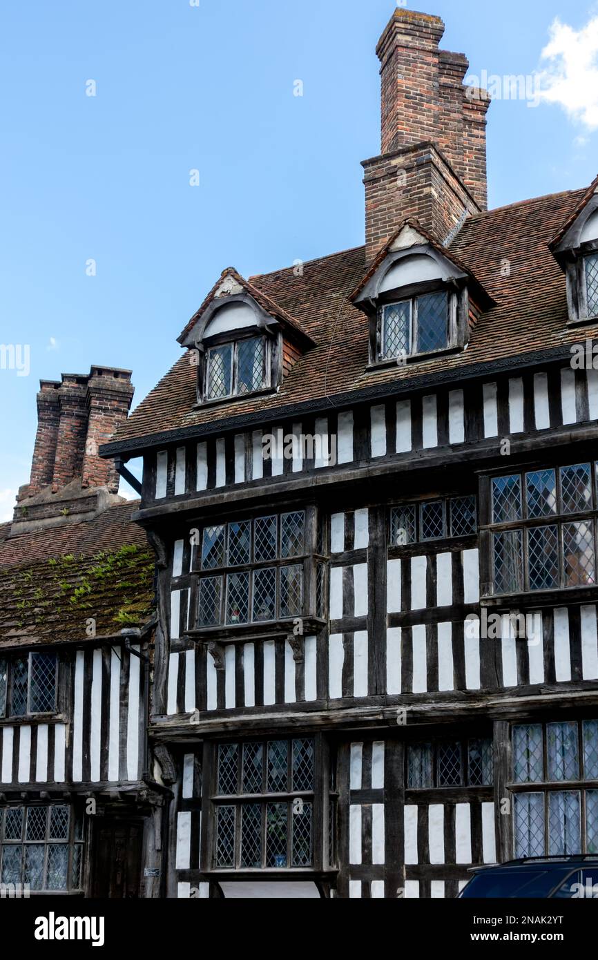 EAST GRINSTEAD, WEST SUSSEX/UK - 3 AGOSTO: Vista di un vecchio edificio nella High Street East Grinstead il 3 agosto 2020 Foto Stock