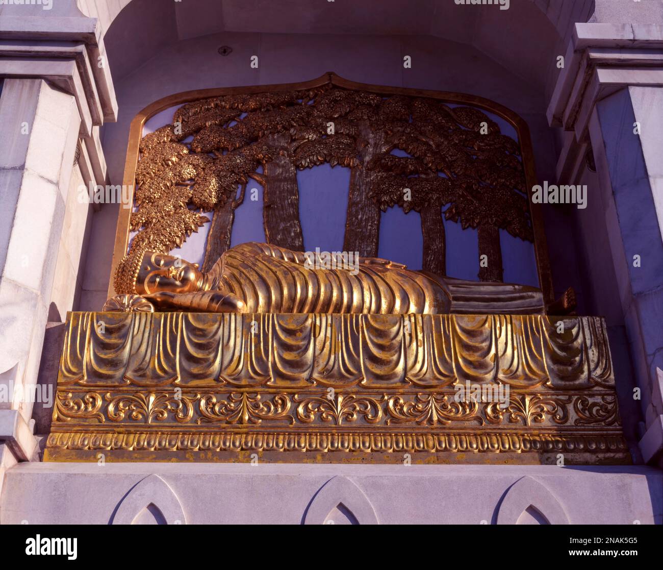 Buddha (nirvana) all'esterno delle mura di Vishwa Shanti Stupa di Rajgir, India Foto Stock