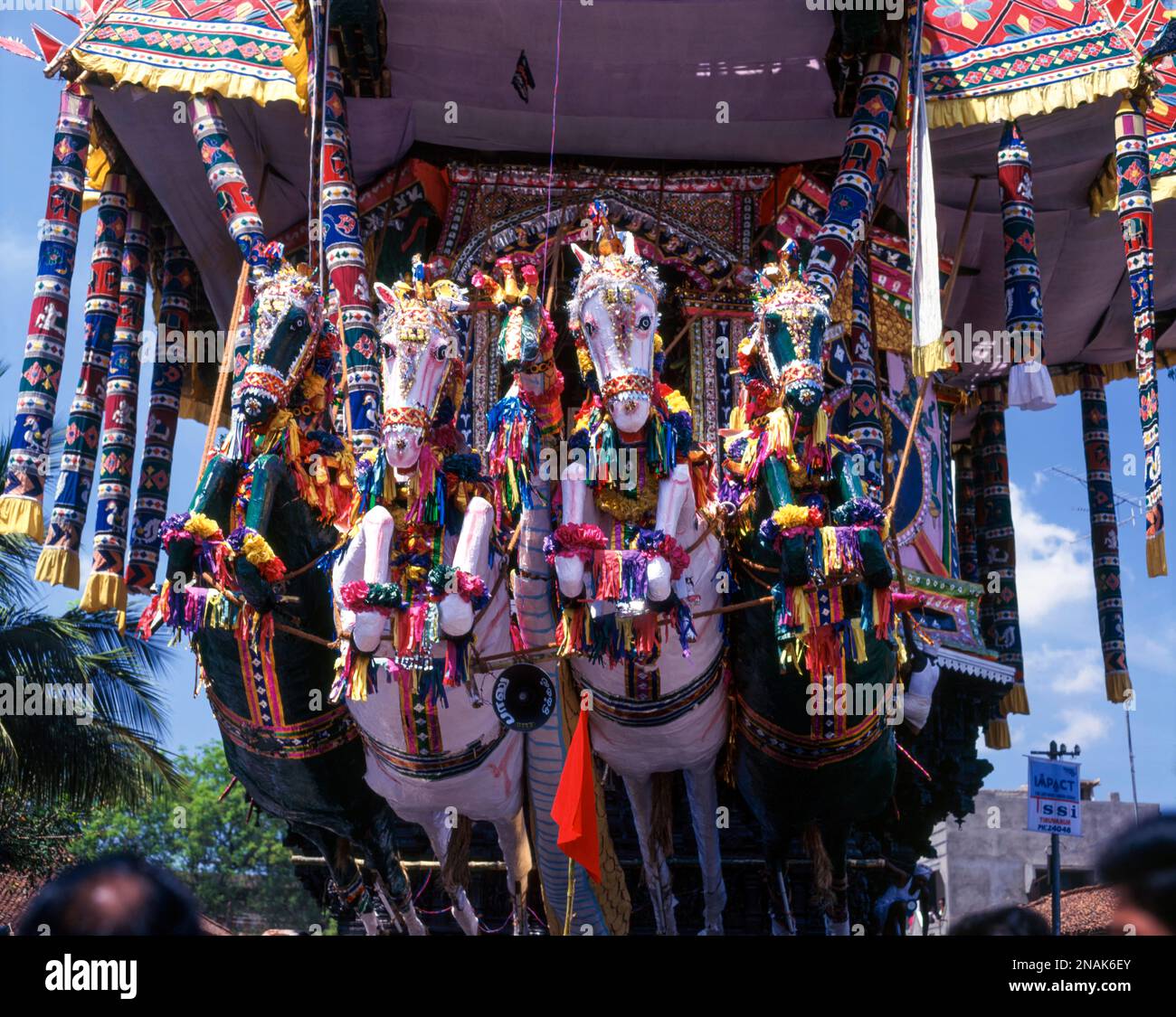 I cavalli Prancing l'automobile del tempiale di Thyagesa, Thiruvarur, Tamil Nadu, India Foto Stock