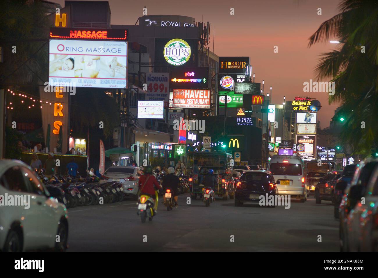 Prima serata Beach Road Pattaya Thailandia. Foto Stock