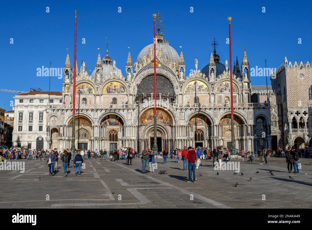 Turisti di fronte alla Basilica di San Marco, San La Cattedrale di San Marco, la Cattedrale di San Piazza San Marco, Venezia, San Marco, Veneto, Italia Foto Stock