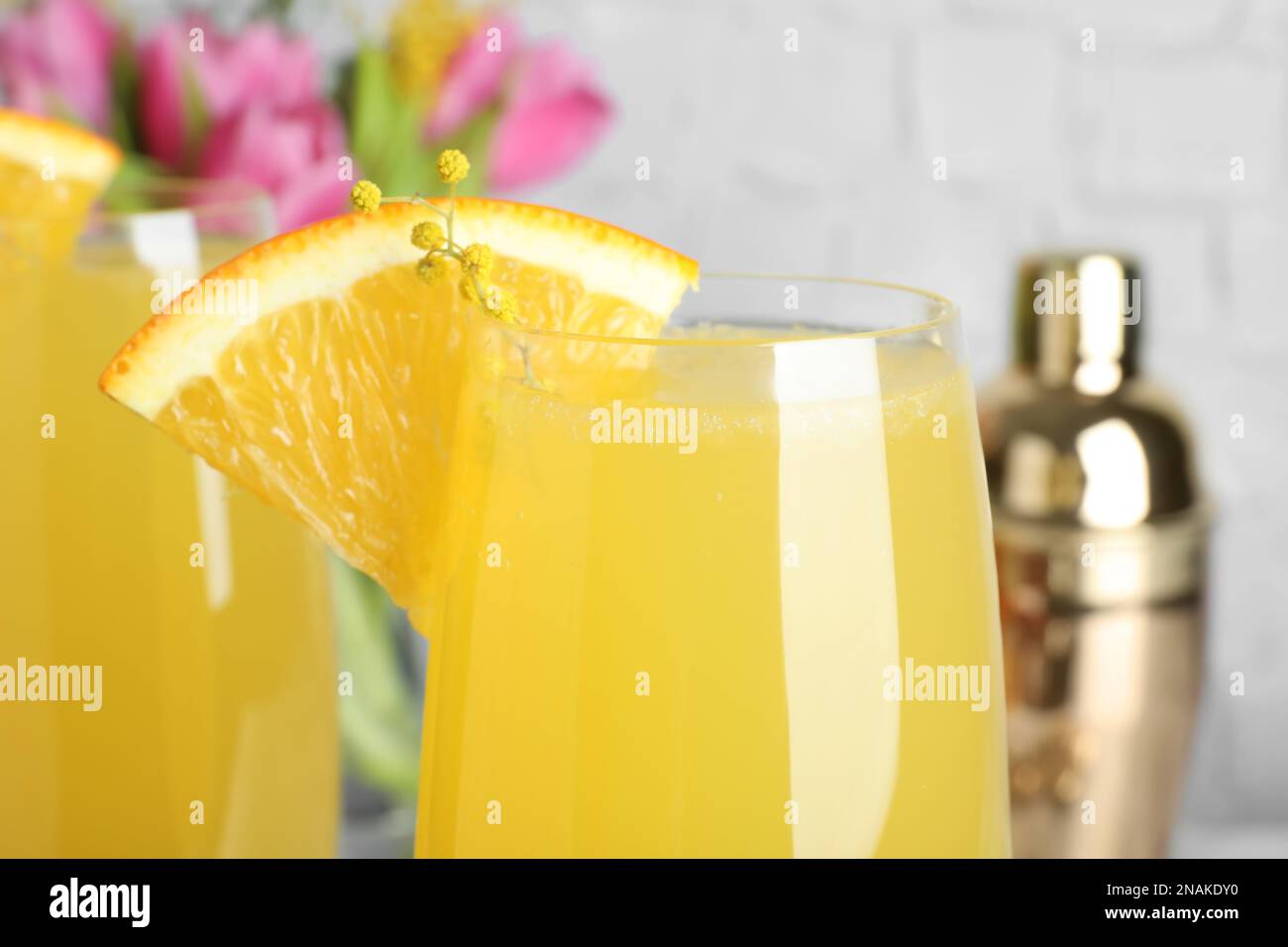 Bicchiere di cocktail Mimosa con guarnitura, primo piano Foto Stock
