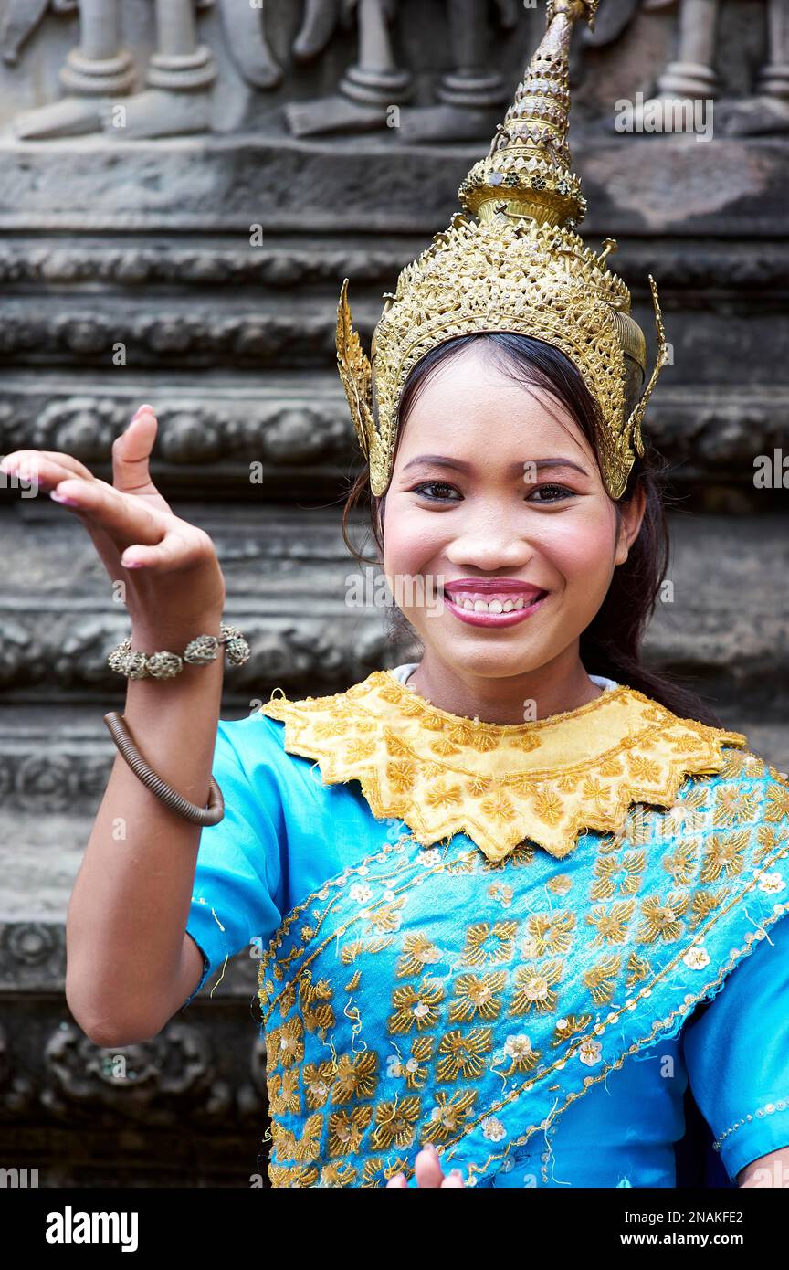 Ballerini di Apsara secondo le tradizioni Khmer. Tempio di Angkor Wat. Siem Reap Cambogia Foto Stock
