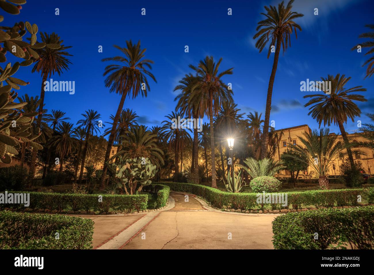 Palermo, Italia ai giardini pubblici di Villa Bonnano all'ora blu. Foto Stock