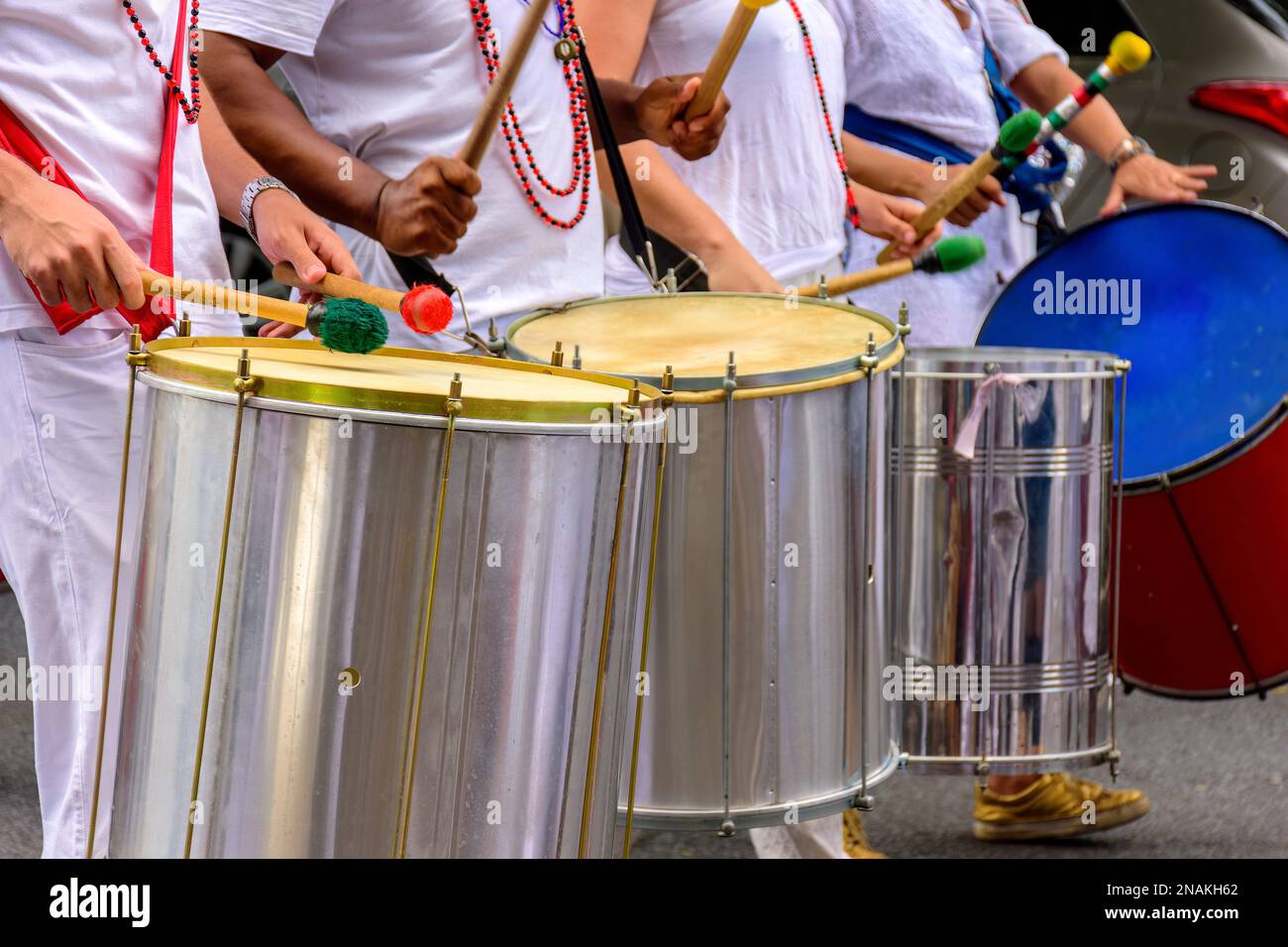 Diversi batteristi con i loro strumenti musicali nelle celebrazioni del Carnevale per le strade del Brasile Foto Stock