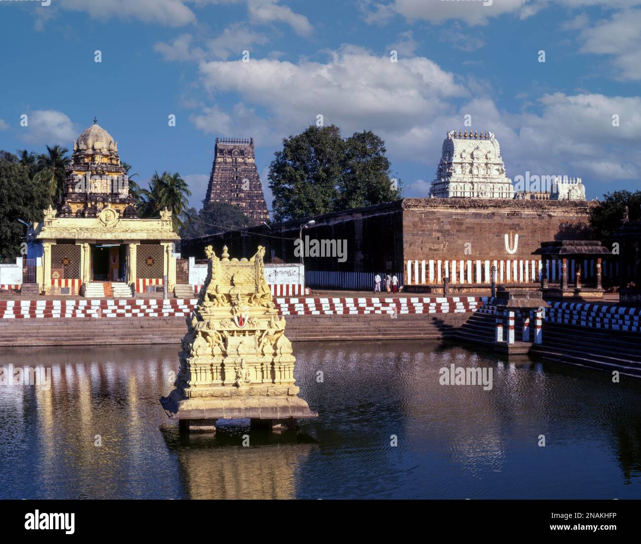 Varadharaja Perumal tempio con serbatoio in Kancheepuram, Tamil Nadu, India, Asia Foto Stock