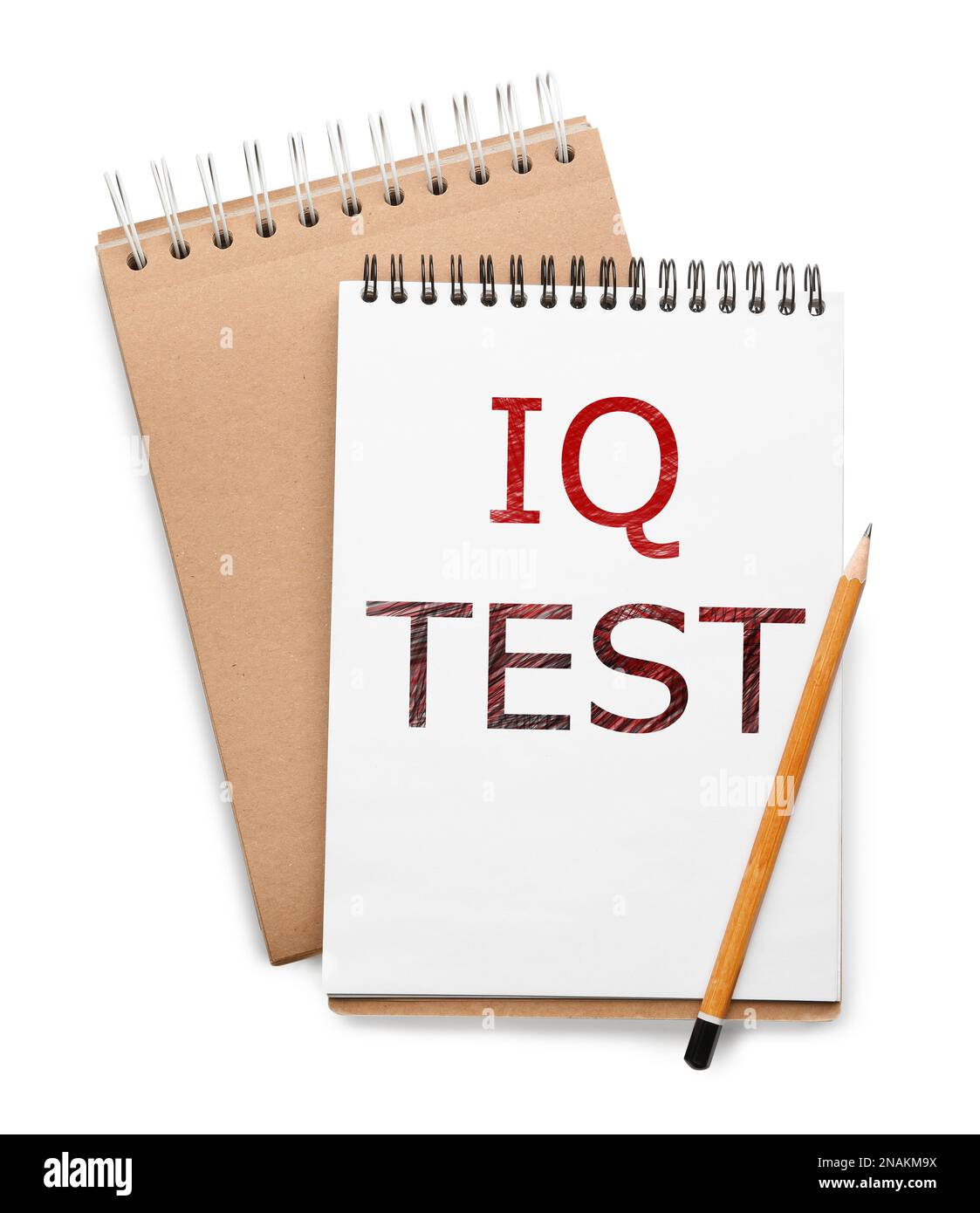 Notebook con testo IQ Test e matita su sfondo bianco, vista dall'alto Foto Stock
