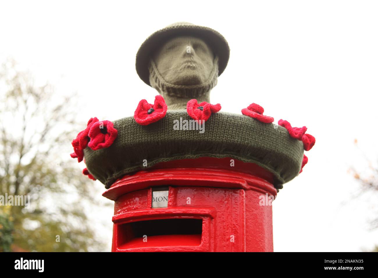 British Red Post Box ERII con uncinetto WW2 soldato topper Foto Stock