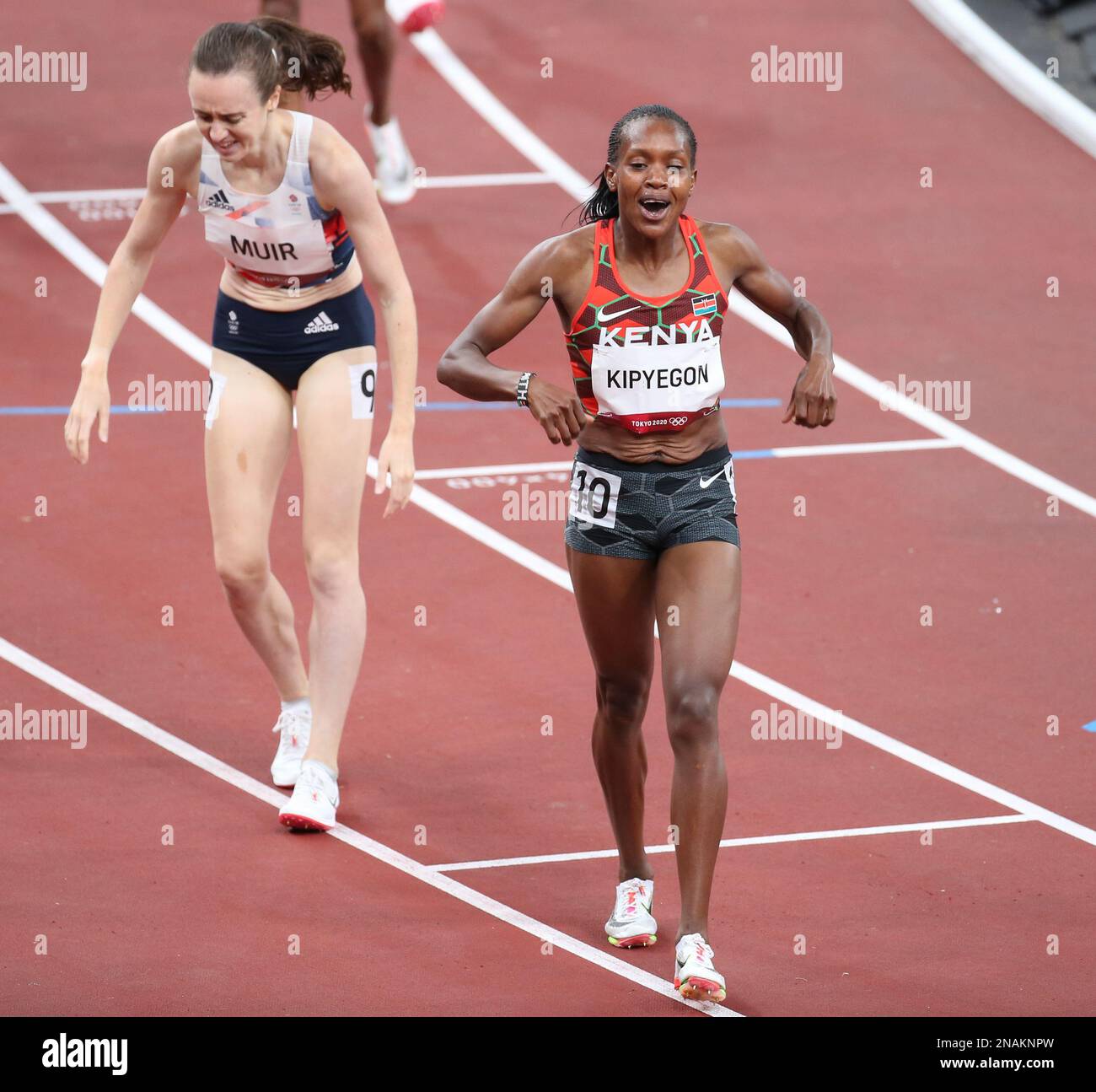 06 AGOSTO 2021 - Tokyo, Giappone: Faith KIPYEGON del Kenya reagisce vincendo la medaglia d'oro nella finale femminile di atletica del 1500m al Tokyo 2020 Olympic Game Foto Stock