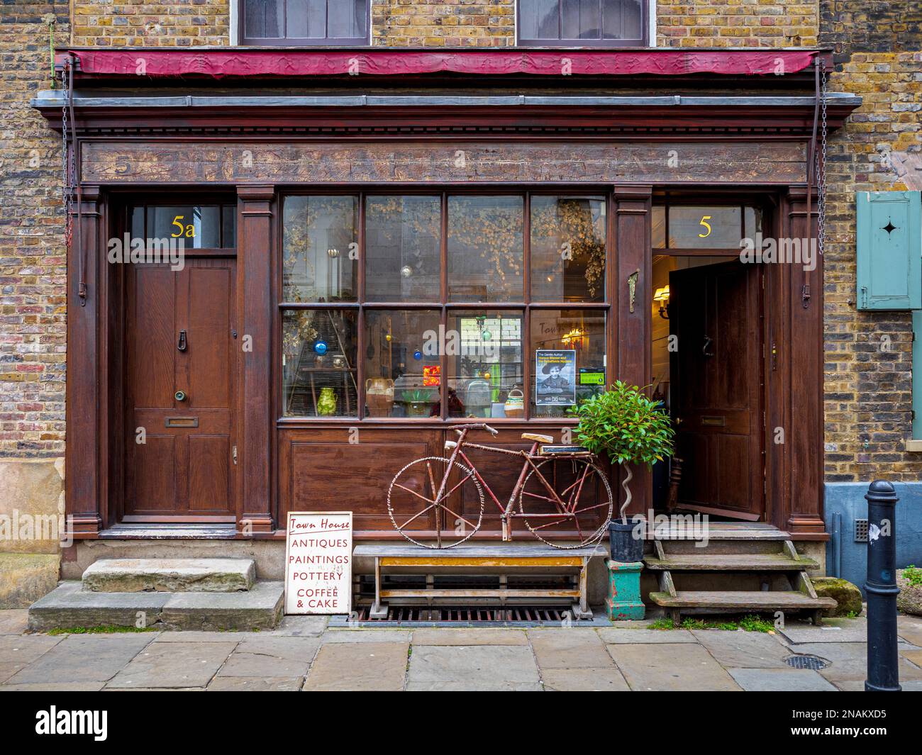 Town House Spitalfields Londra - antiquariato, arte e ceramica moderna negozio in una casa georgiana a 5 Fournier Street Spitalfields, costruito nel 1721. Aperto nel 2002 Foto Stock