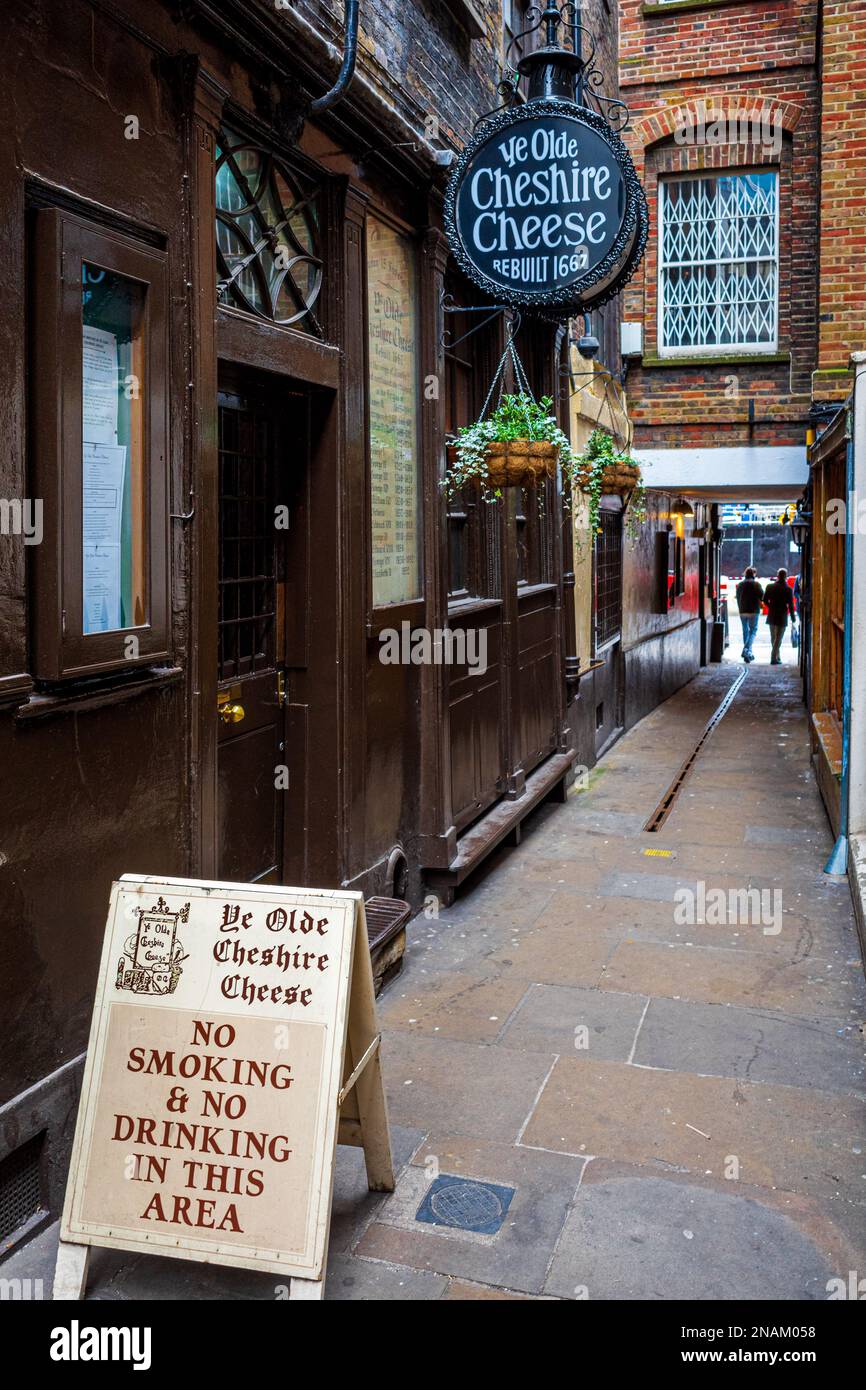 YE Olde Cheshire Cheese Pub - storico pub londinese in Fleet Street, nel centro di Londra, ricostruito nel 1667 dopo il Grande incendio di Londra. Foto Stock