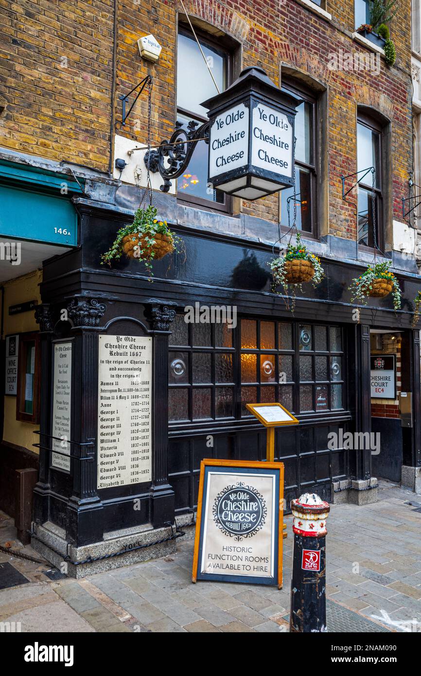 YE Olde Cheshire Cheese Pub - storico pub londinese in Fleet Street, nel centro di Londra, ricostruito nel 1667 dopo il Grande incendio di Londra. Foto Stock