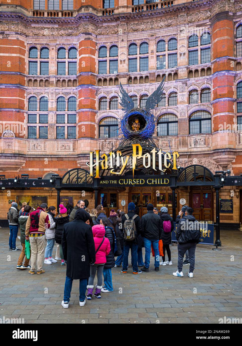 The Palace Theatre London - i turisti fuori da Harry Potter e il Maledetto bambino giocano al Palace Theatre nel West End di Londra. Foto Stock