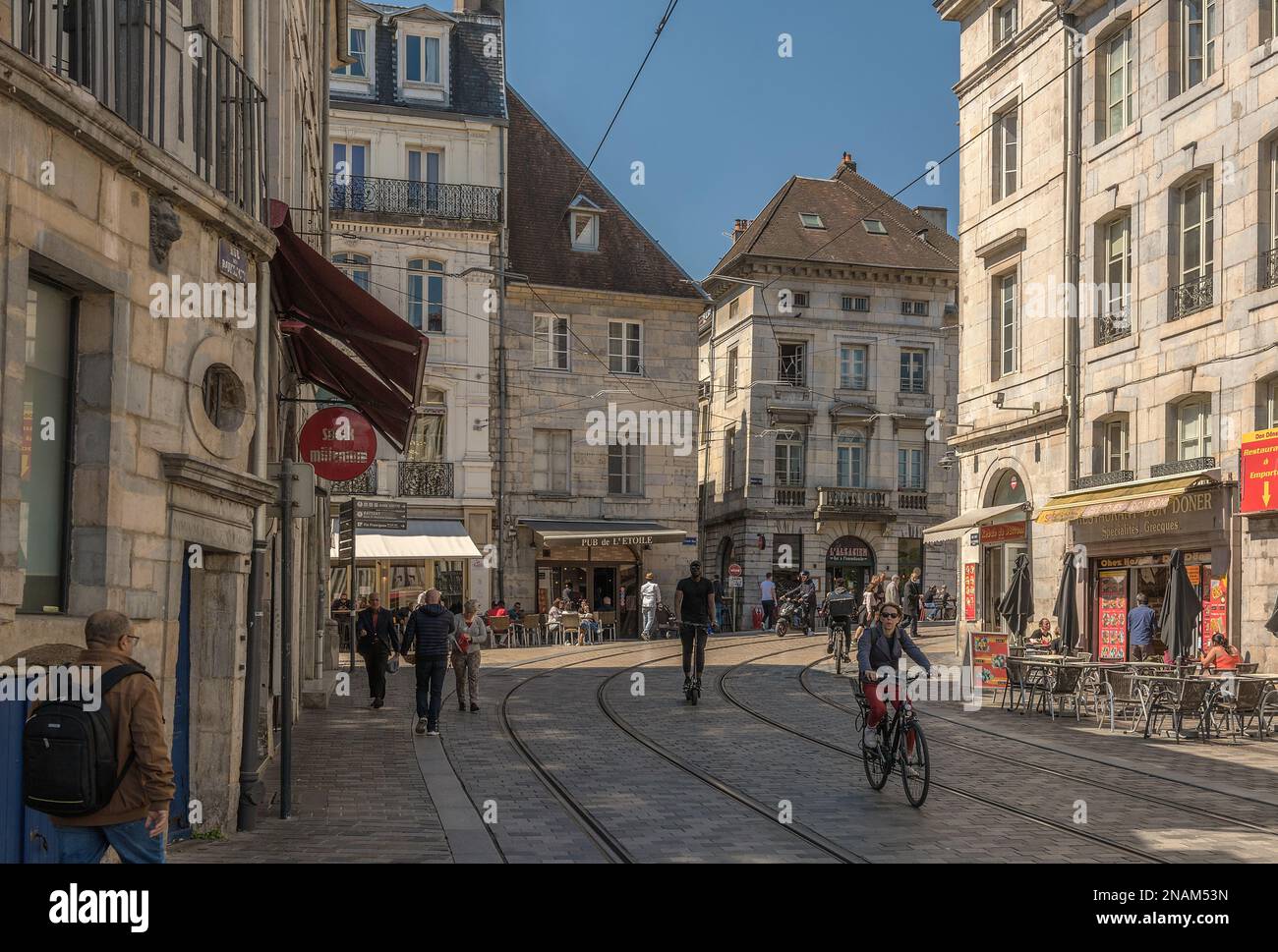 Vista di persone non identificate in una strada a Besancon, Francia Foto Stock