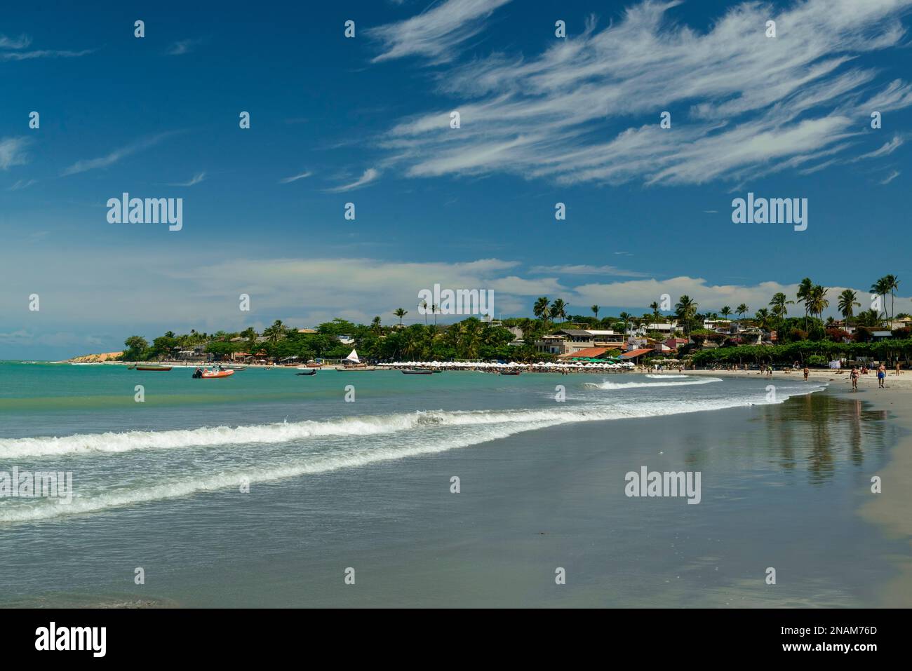 Jericoacoara Beach, Stato di Ceara, Brasile il 27 gennaio 2023. Vista della spiaggia con il mare verdastro e bella formazione di nuvole di cirrus blu con sk Foto Stock