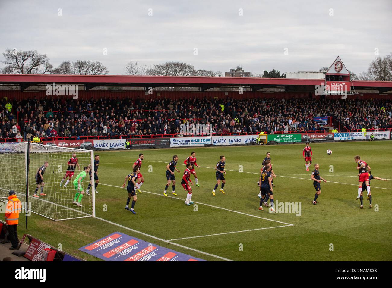 Vista generale del Lamex Stadium, sede della Stevenage Football Club durante la partita. Foto Stock