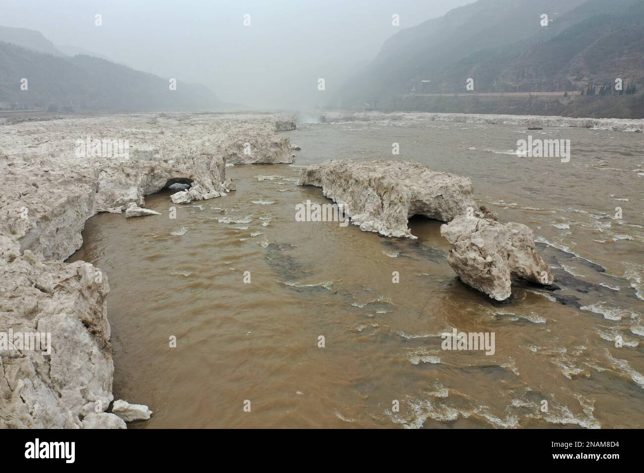 LINFEN, CINA - 12 FEBBRAIO 2023 - Foto aerea scattata il 12 febbraio 2023 mostra la cascata Hukou del Fiume giallo nella contea di Jixian, Linfen città, Nord Foto Stock