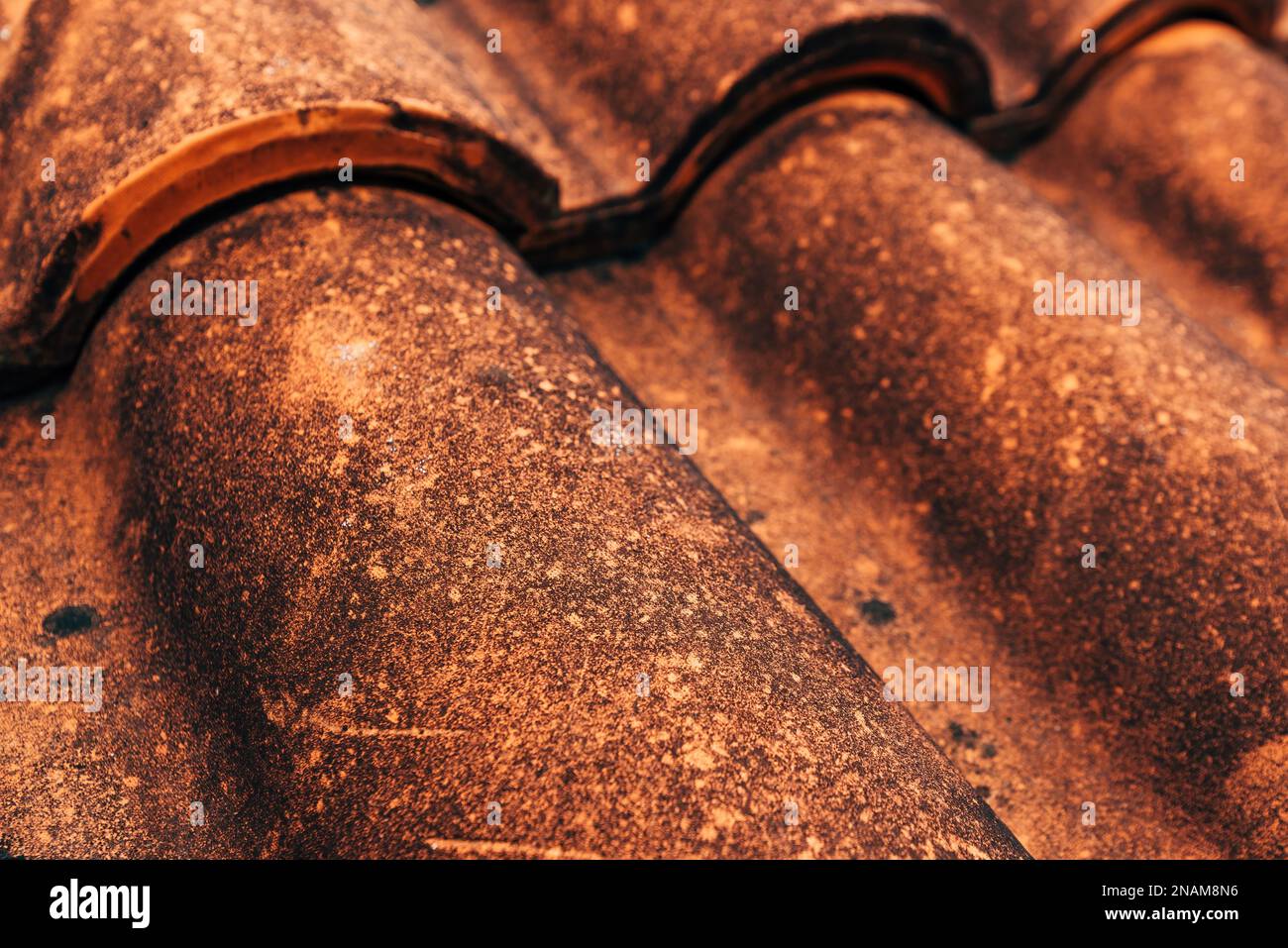 Primo piano di vecchie tegole rustiche in terracotta modello come sfondo, dettaglio architettonico da Lovran, Croazia Foto Stock