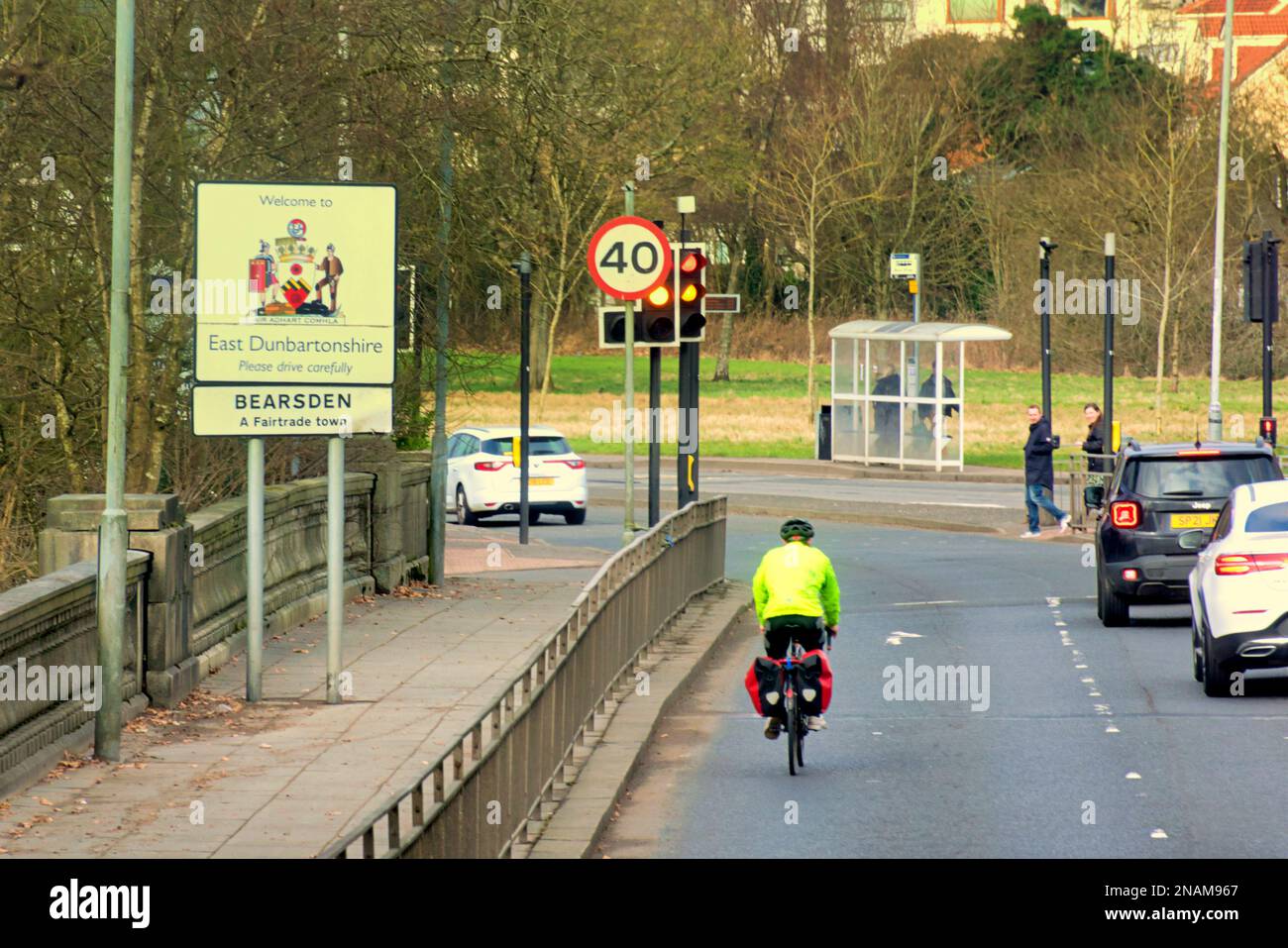 Ciclista su strada a bearsden benvenuto al cartello Foto Stock