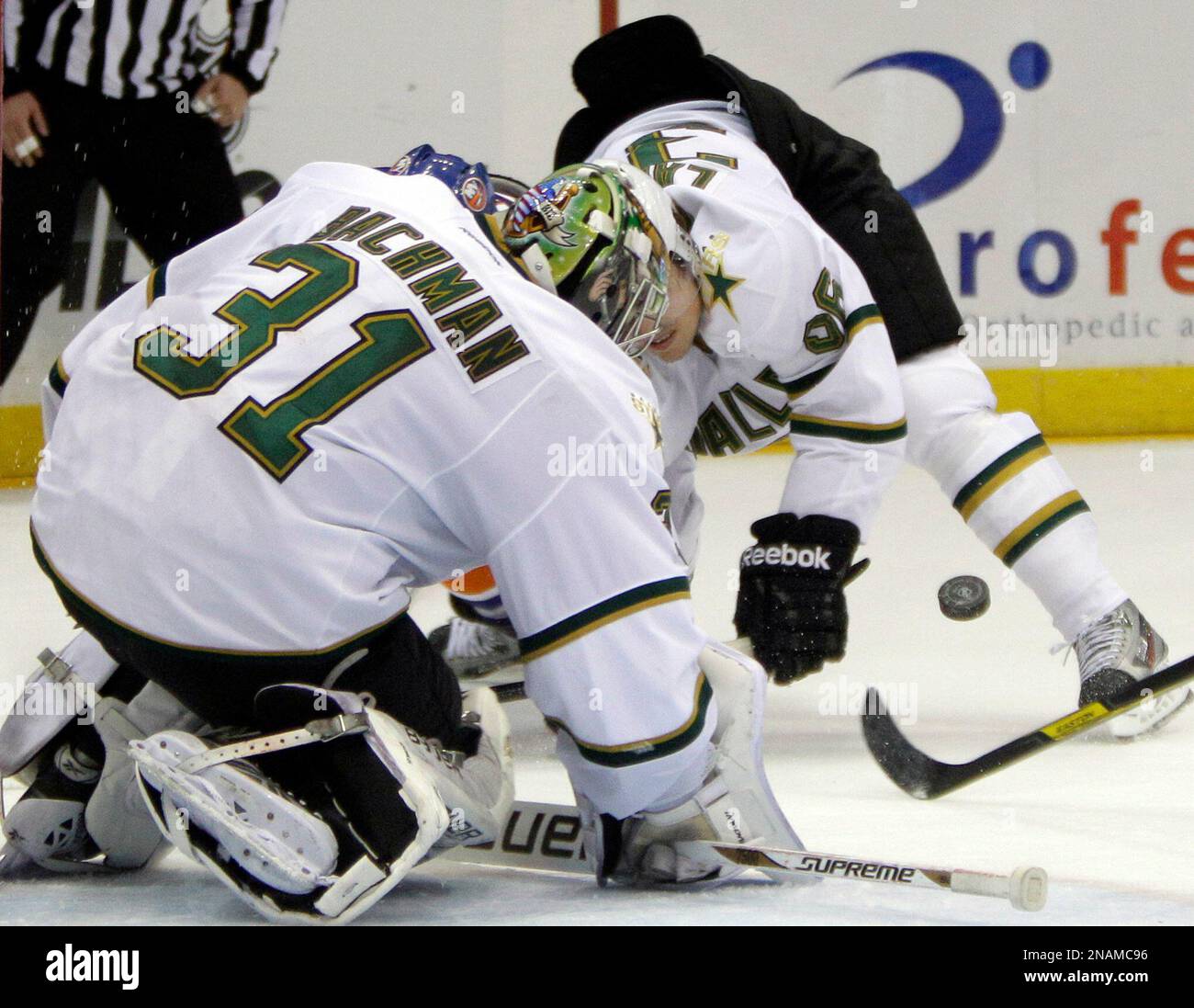 Dallas Stars goalie Richard Bachman (31) and defenseman Philip Larsen (36) block a shot by the New York Islanders in the second period of their 3-2 NHL hockey victory at Nassau Coliseum in Uniondale, N.Y., Thursday, Dec. 15, 2011. (AP Photo/Kathy Willens) Foto Stock
