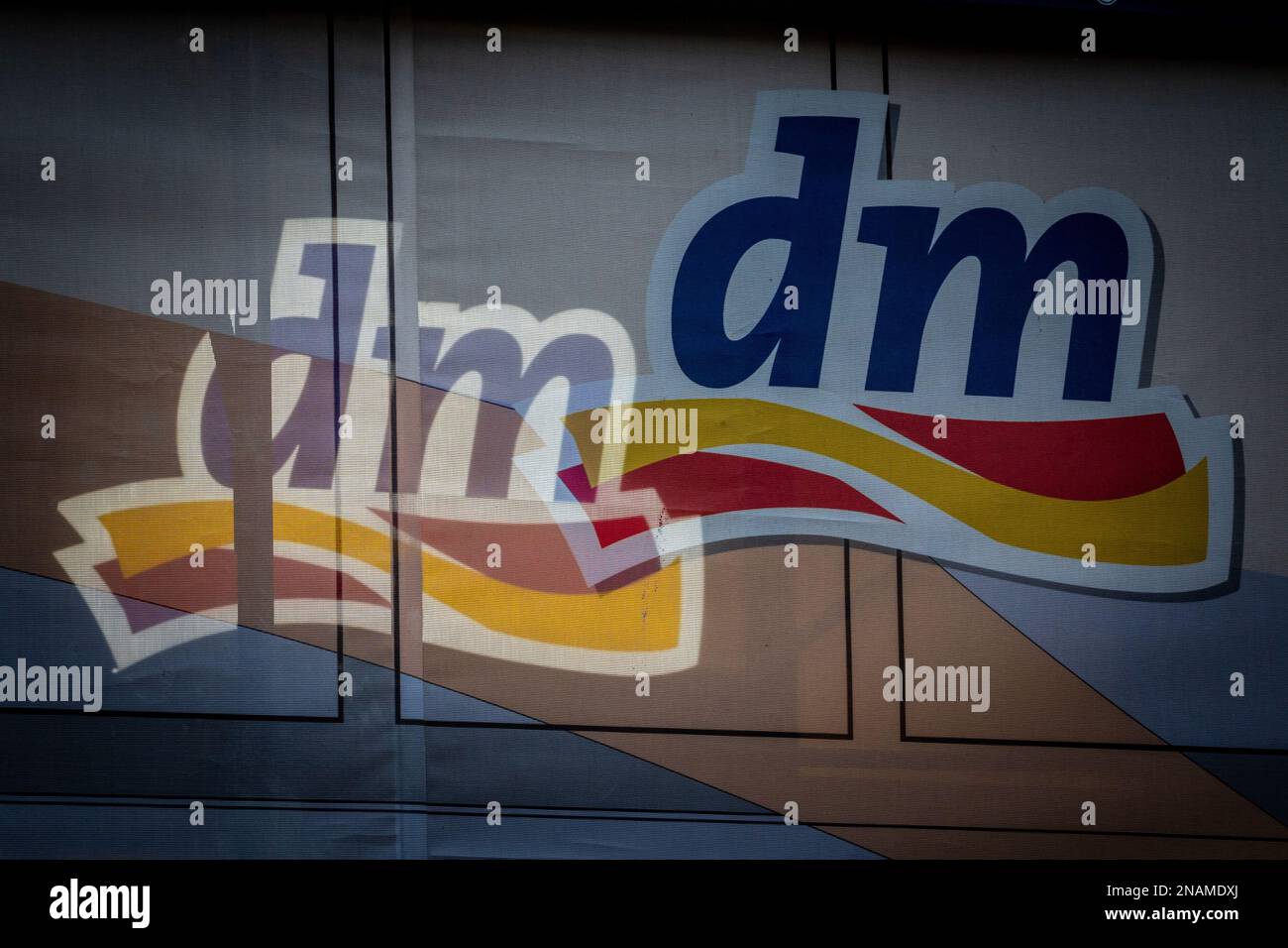 Immagine di un DM Market Shop a Belgrado, Serbia. DM-drogerie markt è una catena di negozi al dettaglio che vende cosmetici, articoli sanitari, prodotti per la casa Foto Stock