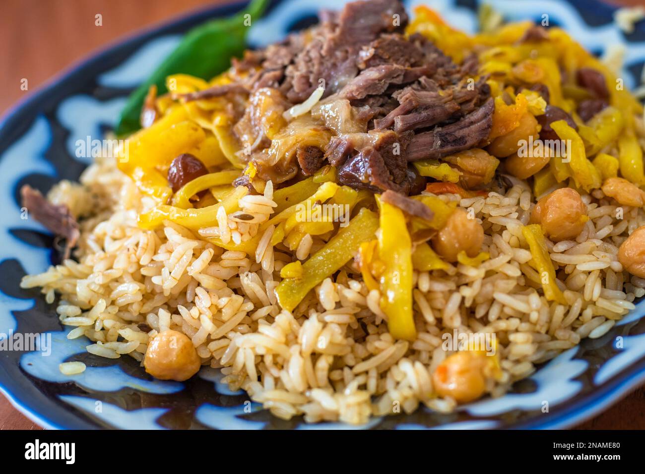 Pilaf o palov, piatto tradizionale dell'Uzbekistan. Foto Stock
