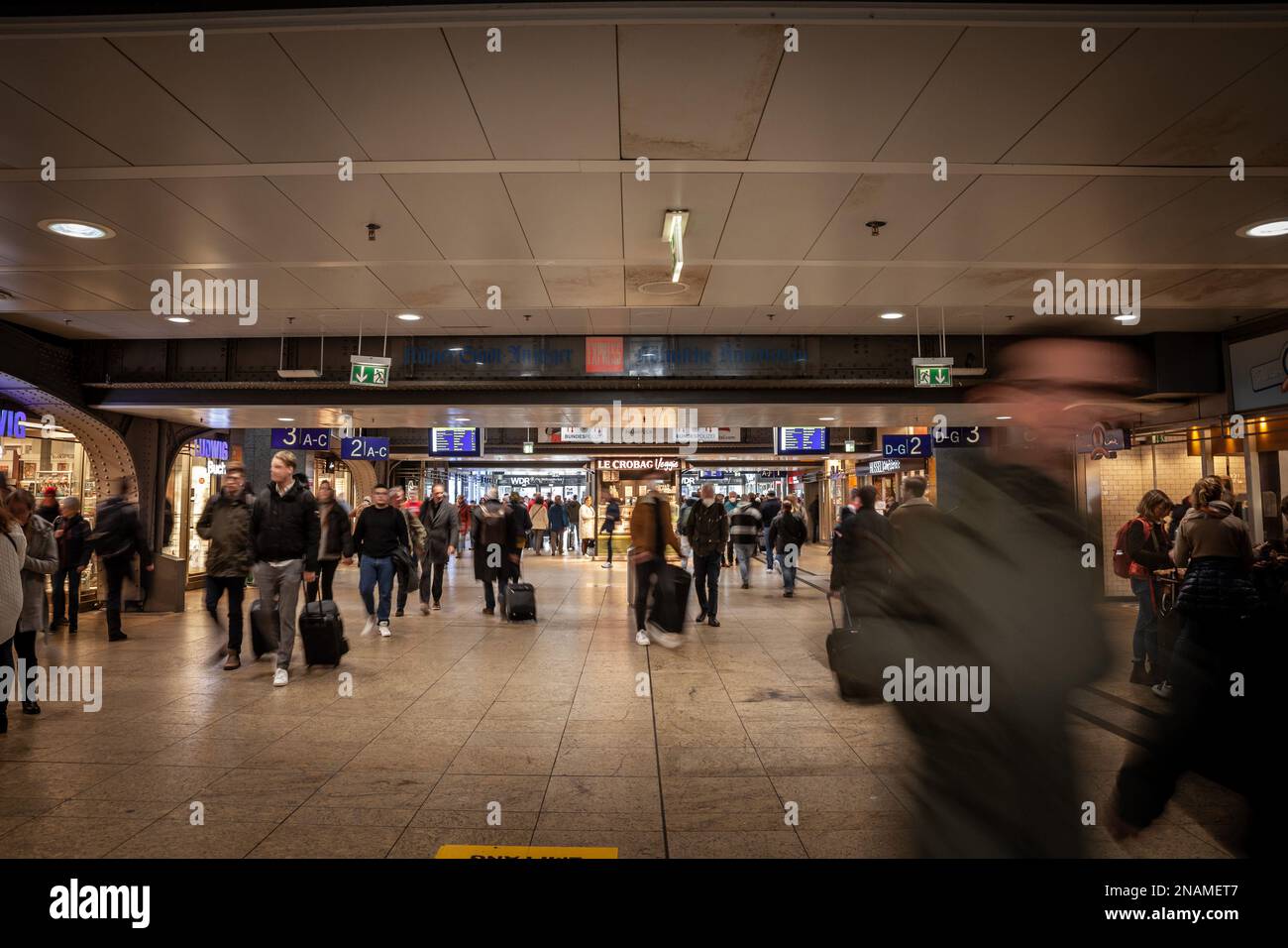 Foto dell'atrio sotterraneo di Koln Hbf con persone che corrono a Colonia, in Germania. Köln Hauptbahnhof o la stazione centrale di Colonia sono una stazione ferroviaria Foto Stock