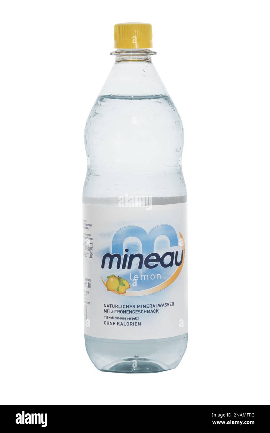 Hannover, Germania - Febbraio 05, 2023: Bottiglia di plastica di Limone Mineau con acqua minerale su fondo bianco. Foto Stock