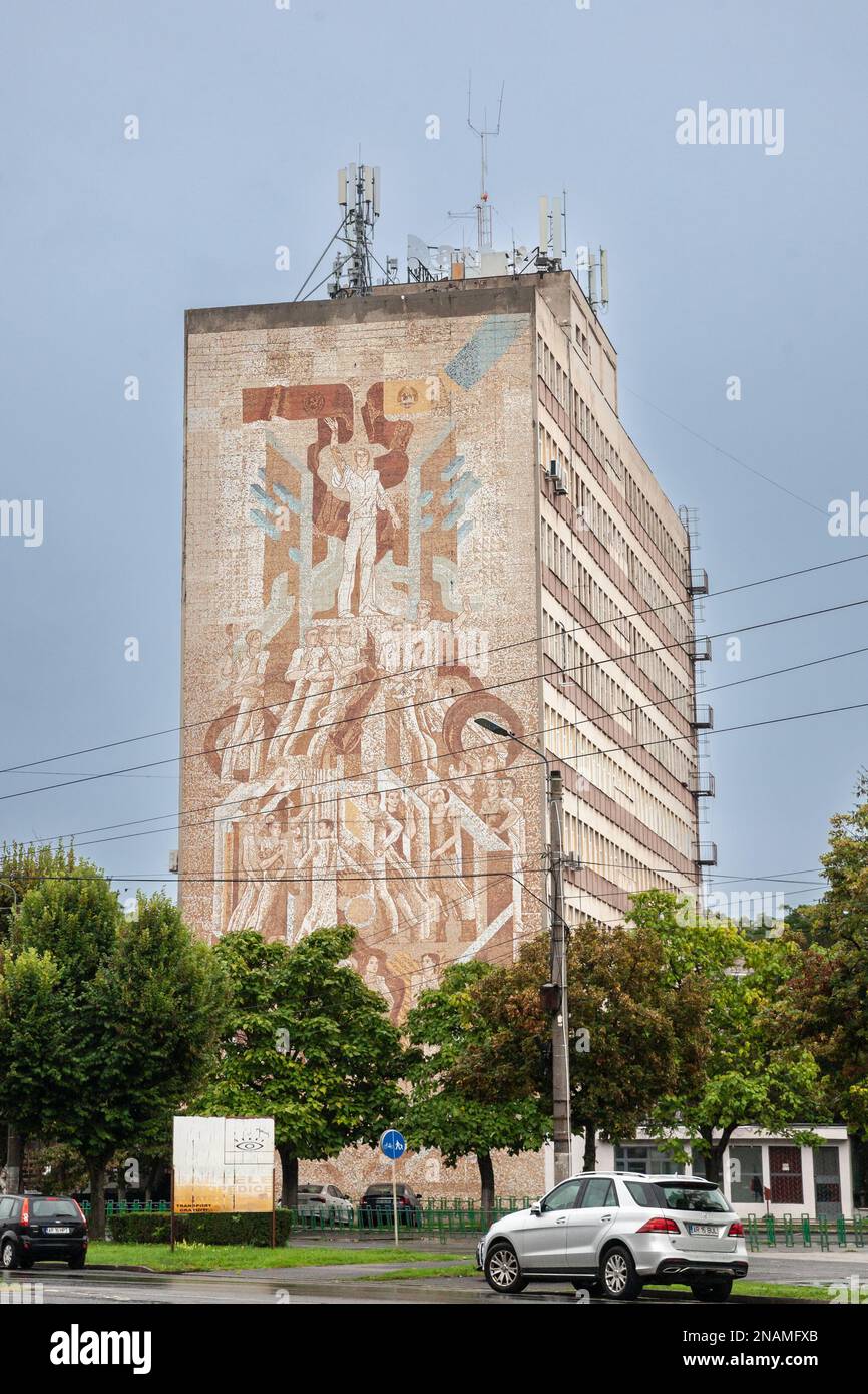 Immagine di un affresco comunista ad Arad, Romania, su un edificio antico e decadente, architettura socialista, progettata negli anni '60, durante il comunista Foto Stock