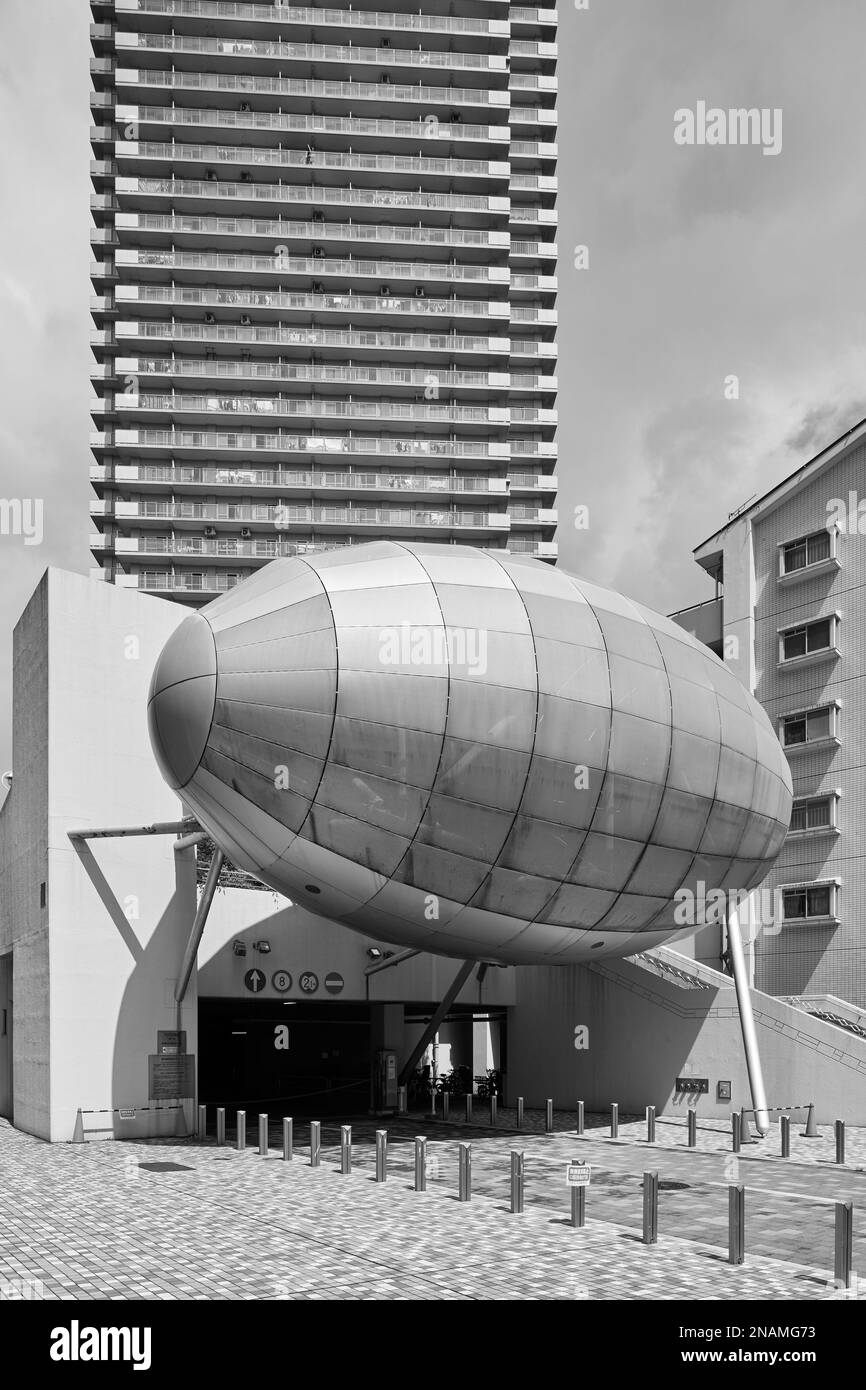 Uovo di venti, architettonico costruzioni di metallo progettato da Toyo Ito (1991); Chuo, Tokyo, Giappone Foto Stock