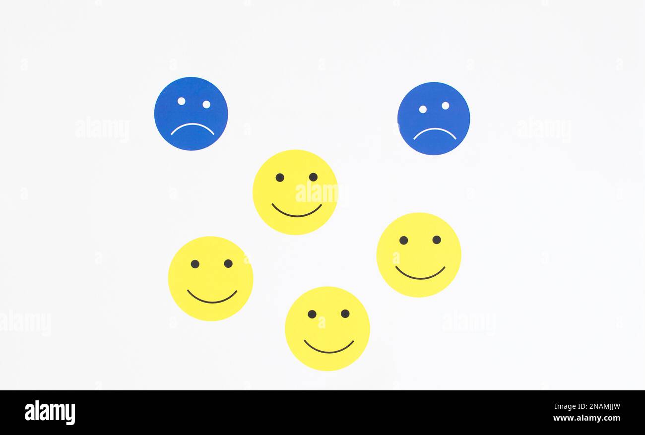 emoticon sorridenti e volti tristi Foto Stock