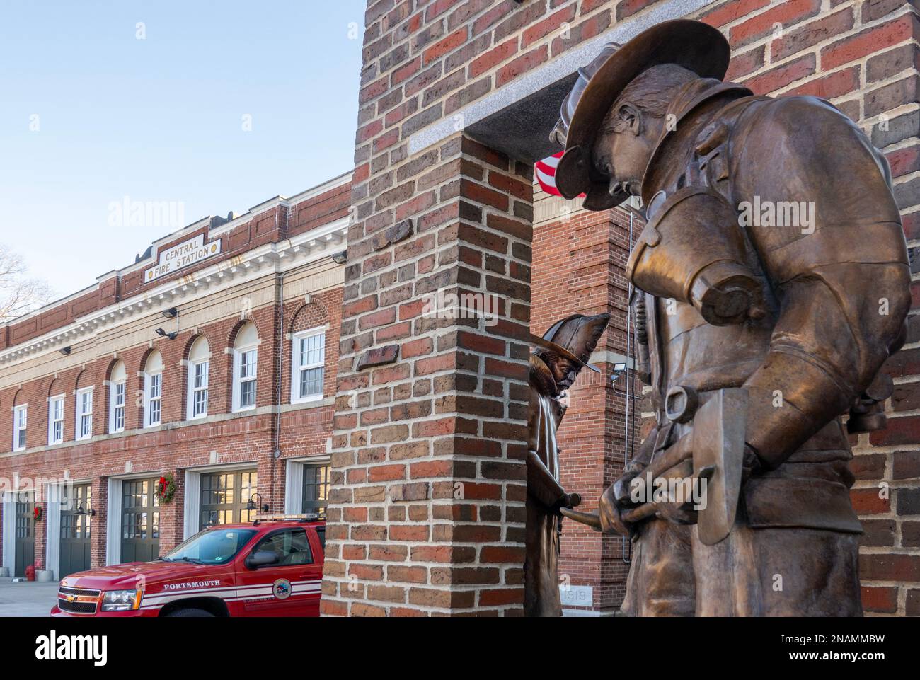 Statua di vigilanza a Portsmouth NH per l'eroismo dei vigili del fuoco Foto Stock