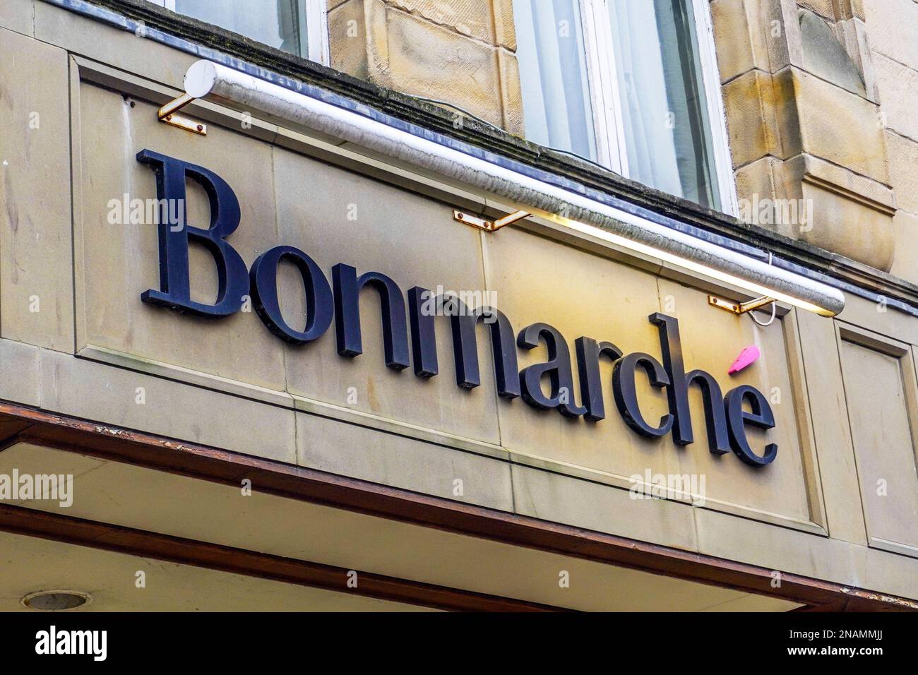 Logo e copyright sopra il negozio di abbigliamento e il punto vendita al dettaglio, Bonmarche, High Street, Ayr, Scozia, REGNO UNITO Foto Stock