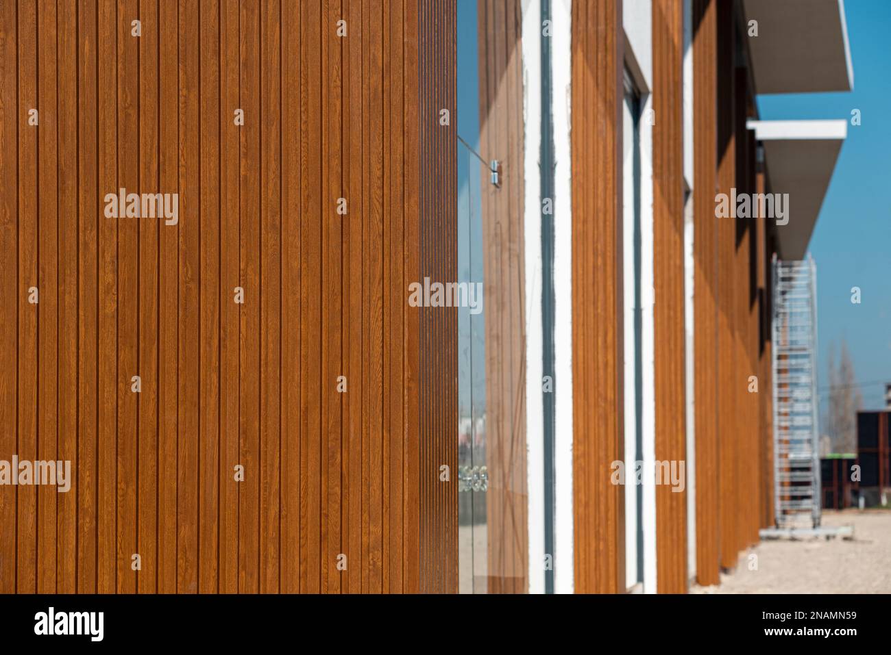 Il centro commerciale con la sua facciata coperta da pannelli in PVC con motivi in legno Foto Stock