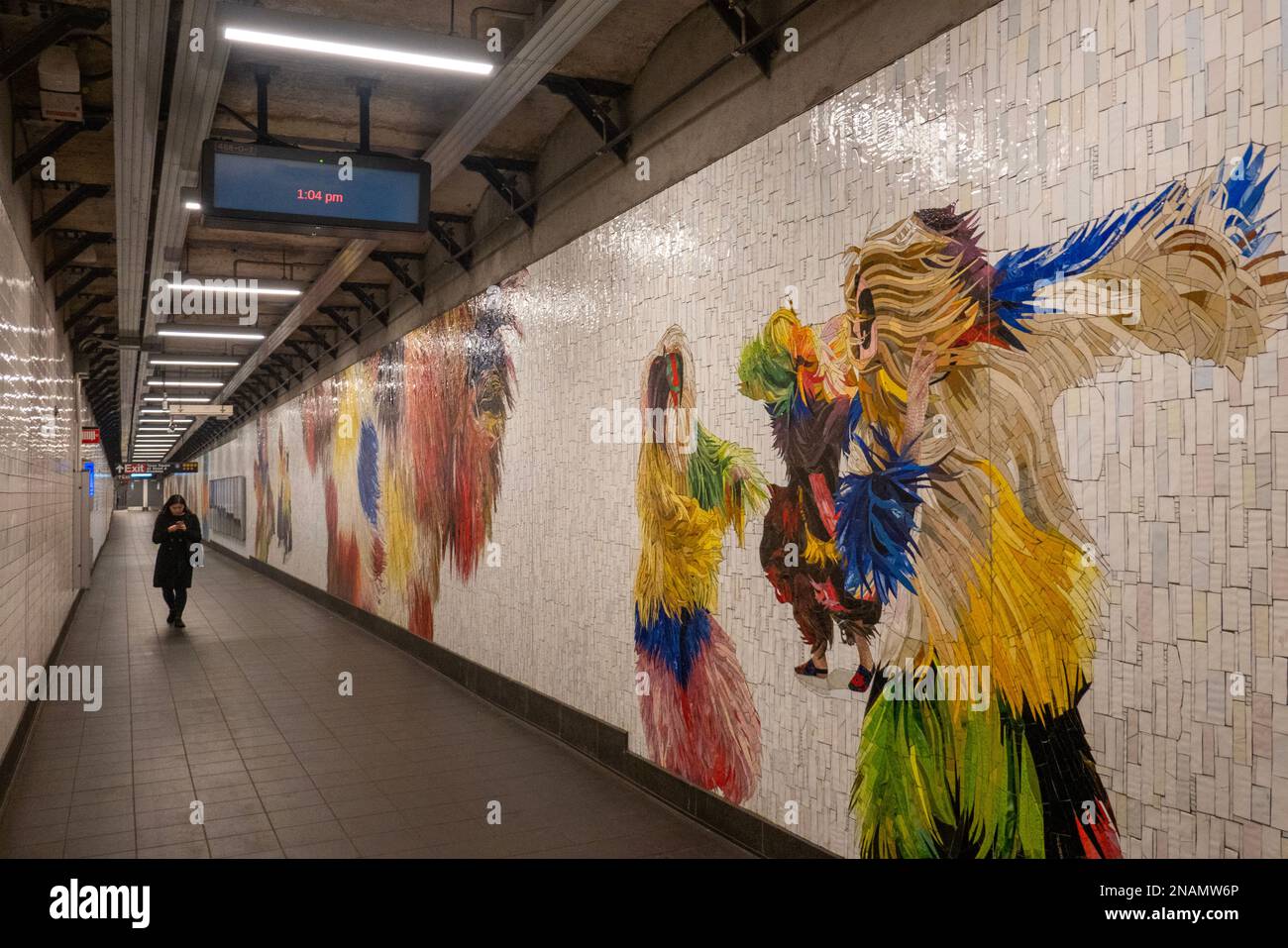 Nick Cave ciascuno, ogni uno, equivale a tutte le opere d'arte del mosaico della parete nella stazione della metropolitana di Times Square 42nd Street a Manhattan, New York Foto Stock
