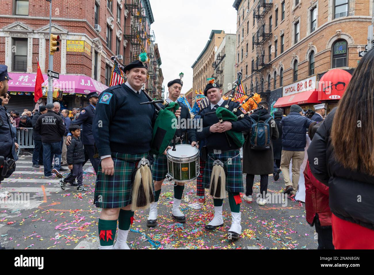 Uomini scozzesi in kilt tradizionali che marciano alla 25th° edizione annuale della sfilata e festival cinese di Capodanno lunare Foto Stock