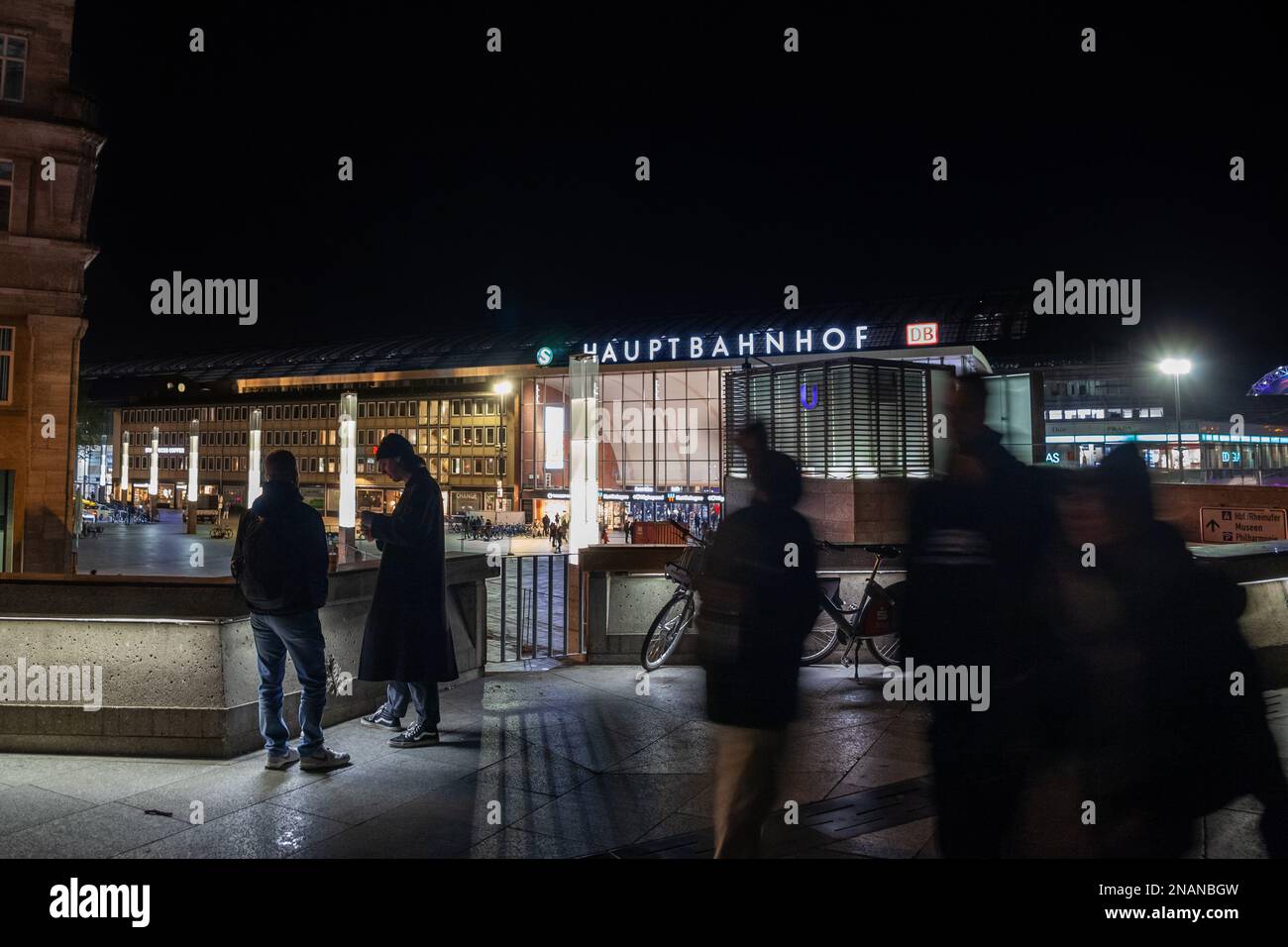 Foto dell'ingresso principale di Koln Hbf con gente che scorre a Colonia, in Germania. Köln Hauptbahnhof o stazione centrale di Colonia è una stazione ferroviaria di Co Foto Stock