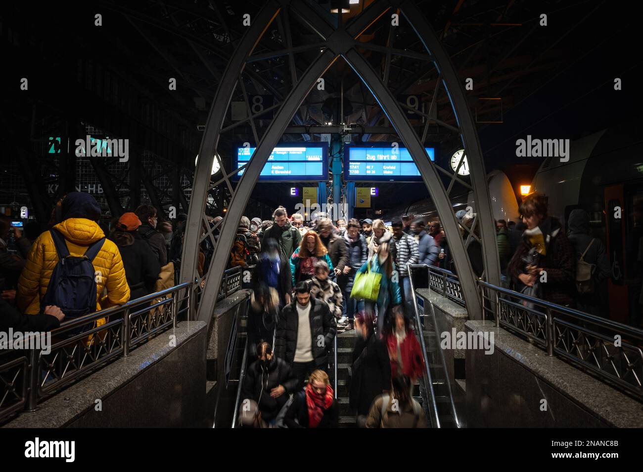 Foto della piattaforma Koln Hbf con persone che precipitano in una folla a Colonia, Germania. Köln Hauptbahnhof o la stazione centrale di Colonia sono una ferrovia Foto Stock