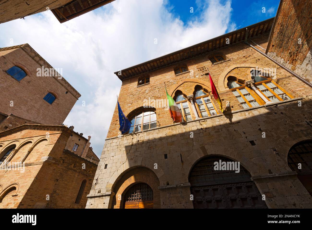 Antichi edifici e case nella città medievale di San Gimignano (patrimonio dell'umanità dell'UNESCO), Siena, Toscana, Italia Foto Stock