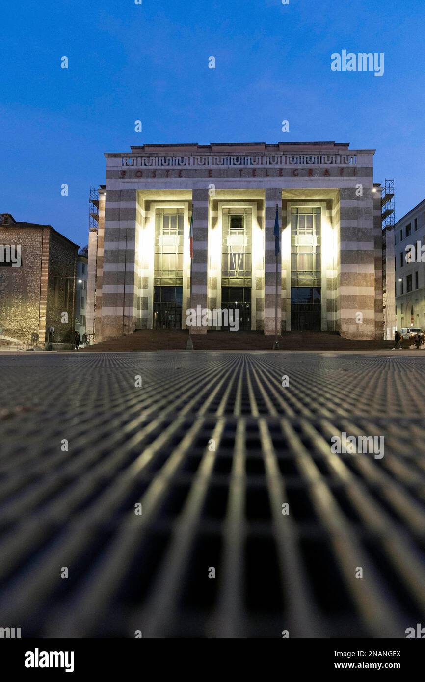 Italia, Bergamo e Brescia capitali della Cultura Italiana 2023. Brescia in foto, vista notturna di Piazza Vittoria con Palazzo delle Poste Foto © Matteo Foto Stock