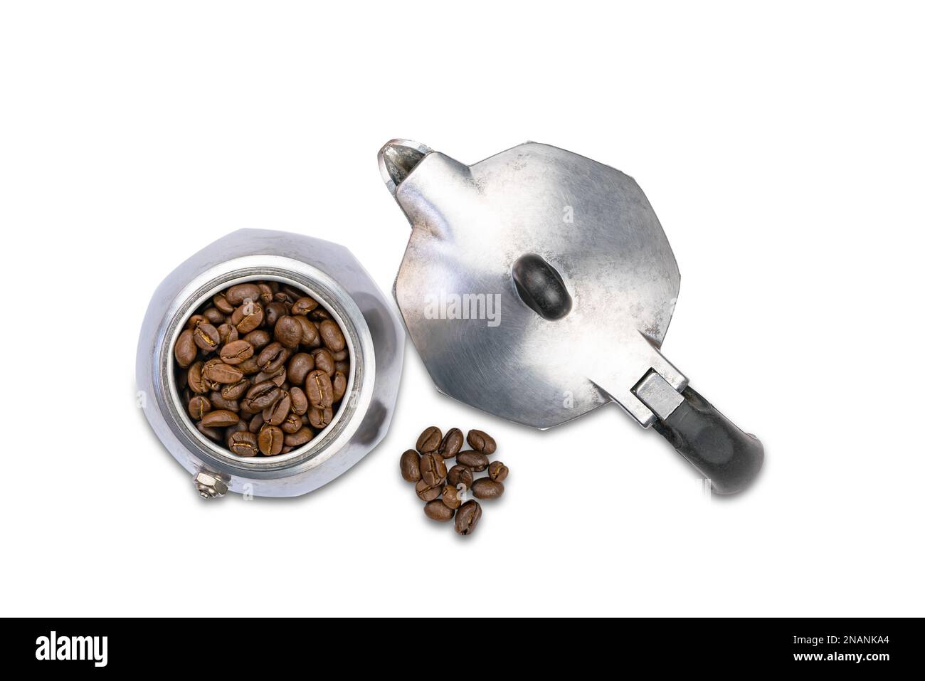 Parti con vista dall'alto della macchina per il caffè in moka italiana con chicchi di caffè arabica tostati isolati su sfondo bianco con percorso di ritaglio. Foto Stock