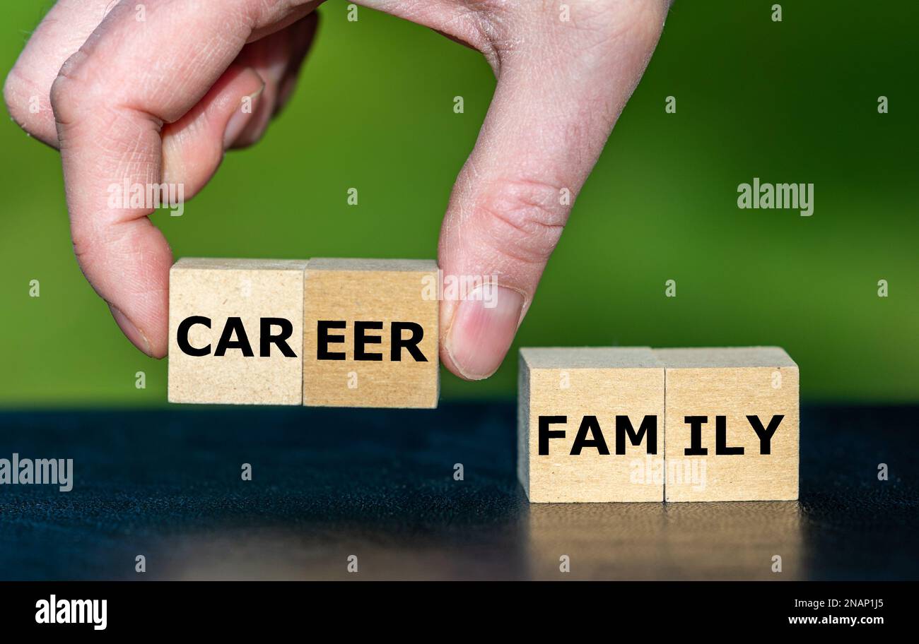 Simbolo per la scelta contro una famiglia e per una carriera. I cubi di legno formano le parole carriera e famiglia. Foto Stock