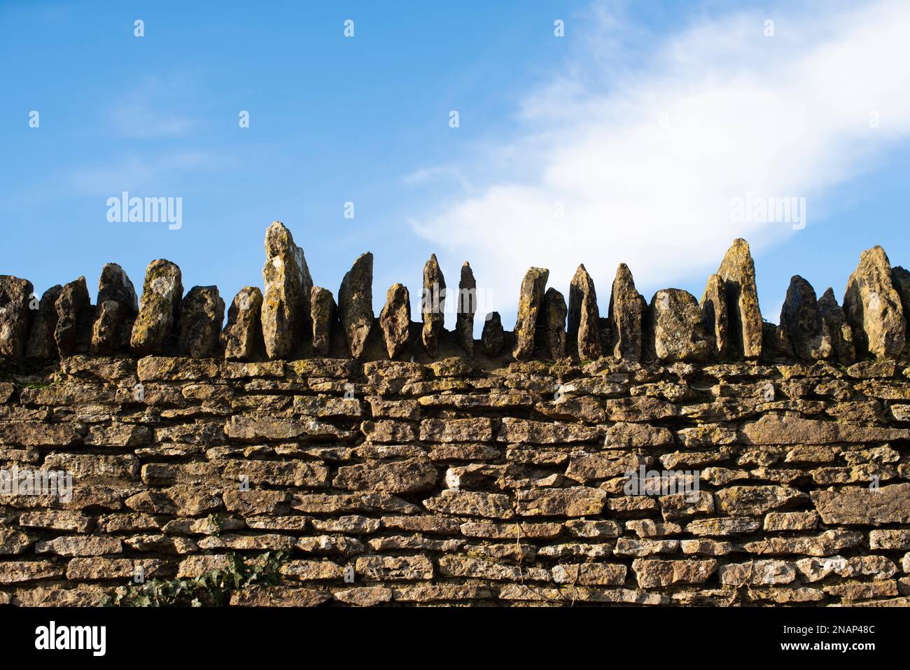 Un muro di pietra a secco nel Wiltshire in una giornata di sole. Foto Stock