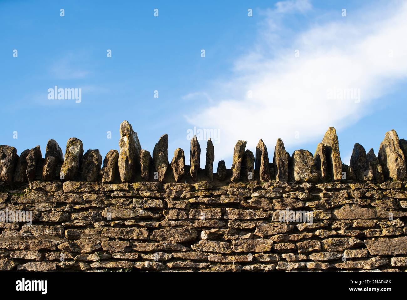 Un muro di pietra a secco nel Wiltshire in una giornata di sole. Foto Stock