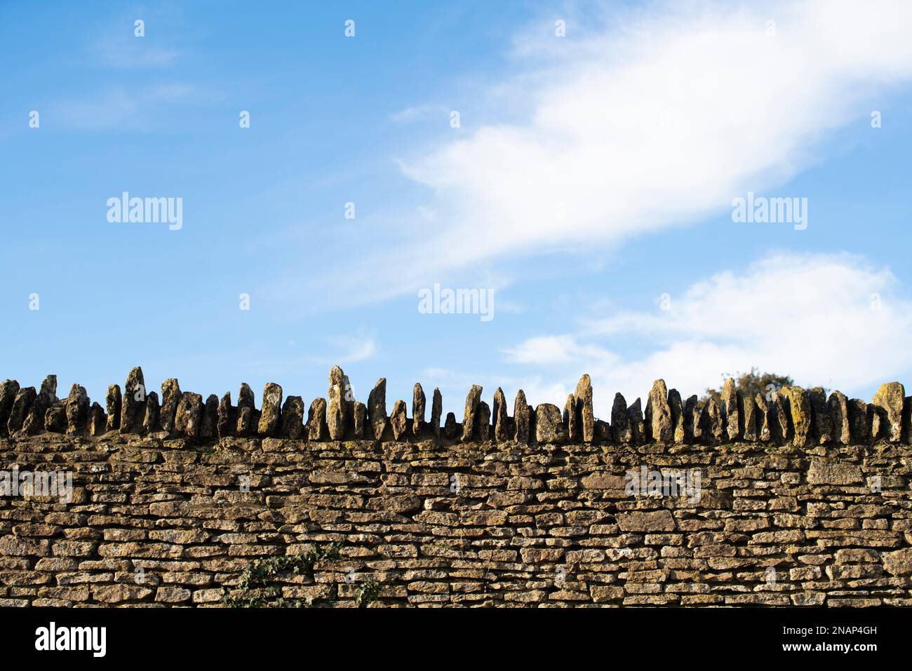 Un muro di pietra a secco nel Wiltshire in una giornata di sole. Foto Stock
