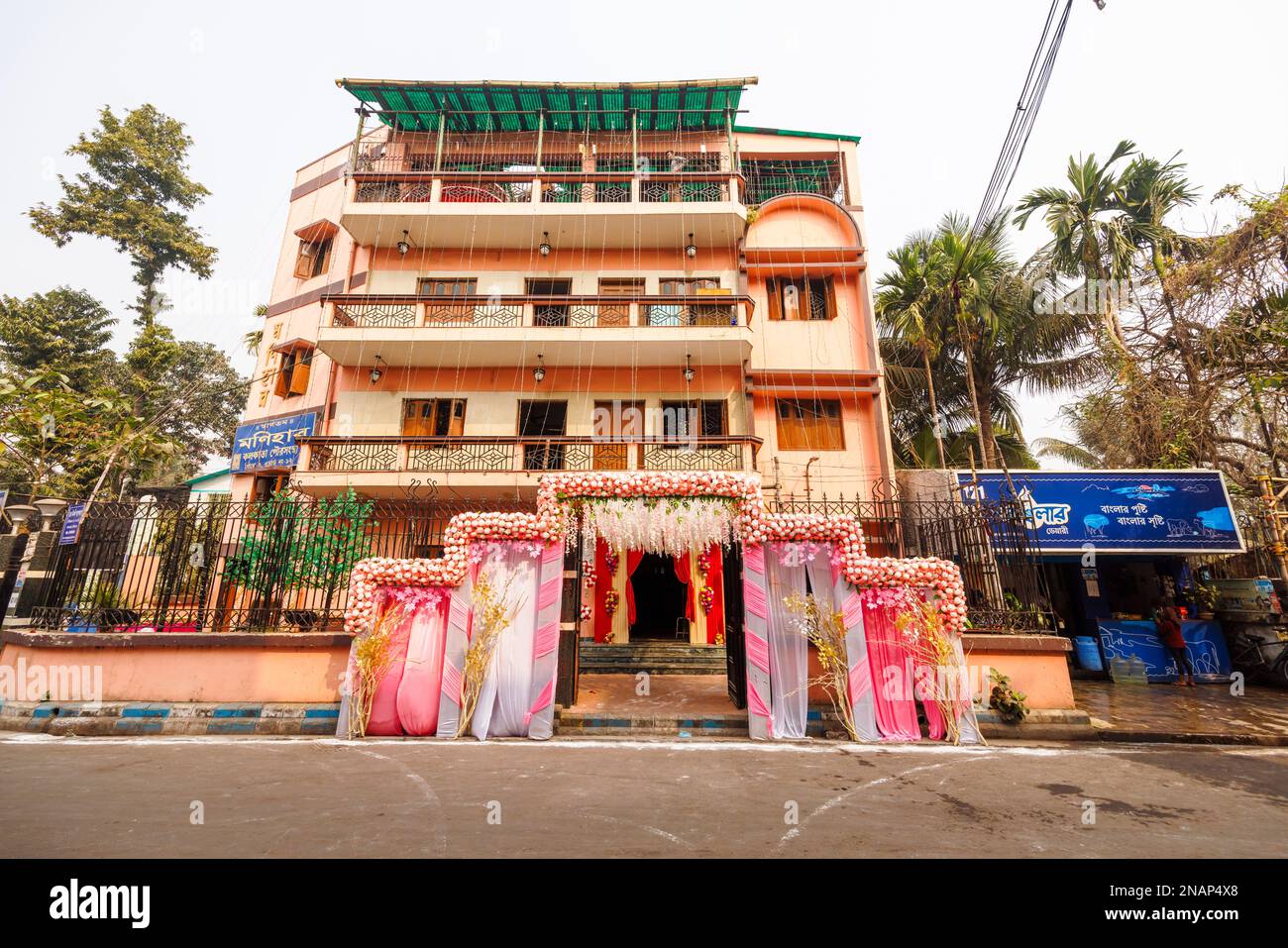 Edificio decorato in rosa in preparazione di un ricevimento di nozze a Fariapukur, Shyam Bazar, un sobborgo di Kolkata, Bengala Occidentale, India Foto Stock