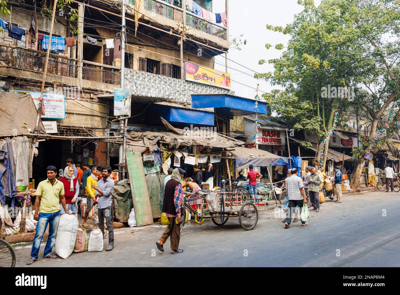 Street scene di negozi, bancarelle e chioschi sulla strada nella zona commerciale di Fariapukur, Shyam Bazar, un sobborgo di Kolkata, Bengala Occidentale, India Foto Stock