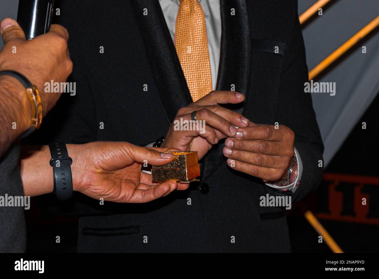 Entrega de anillo de 15 años Foto Stock