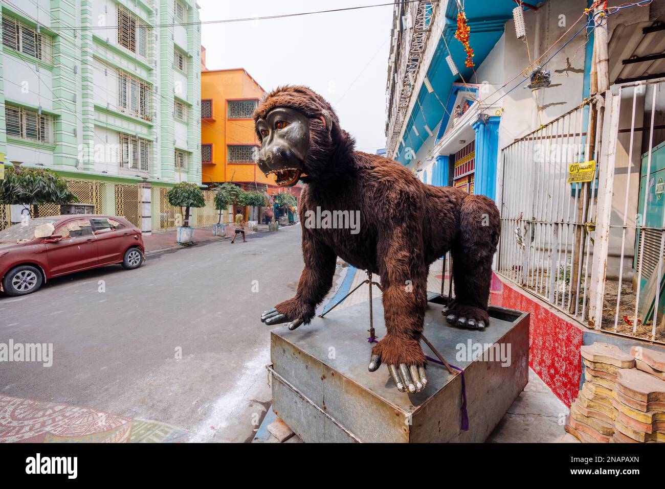 Grande effigie di un gorilla in un angolo di strada a Fariapukur, Shyam Bazar, un sobborgo di Kolkata, Bengala Occidentale, India Foto Stock