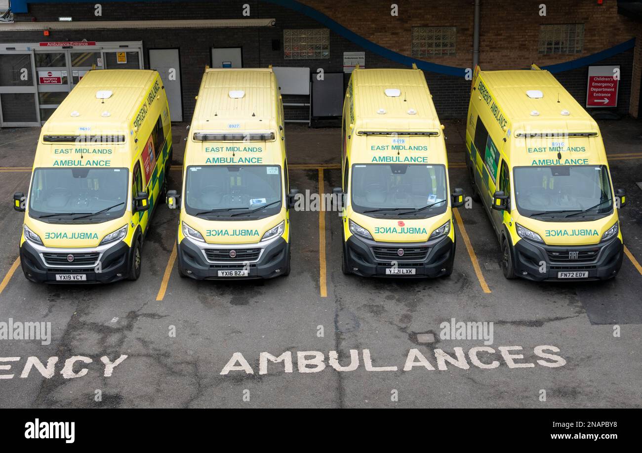 Ambulanza regno unito quattro ambulanze in attesa al reparto di emergenza e di incidente entrata dell'ospedale Queens Medical Centre Nottingham Inghilterra Regno Unito GB Europa Foto Stock